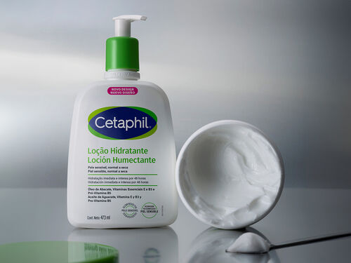 Uma m&eacute;dica sorrindo para sua paciente em um consult&oacute;rio. Imagem relacionada &agrave; hist&oacute;ria de Cetaphil.